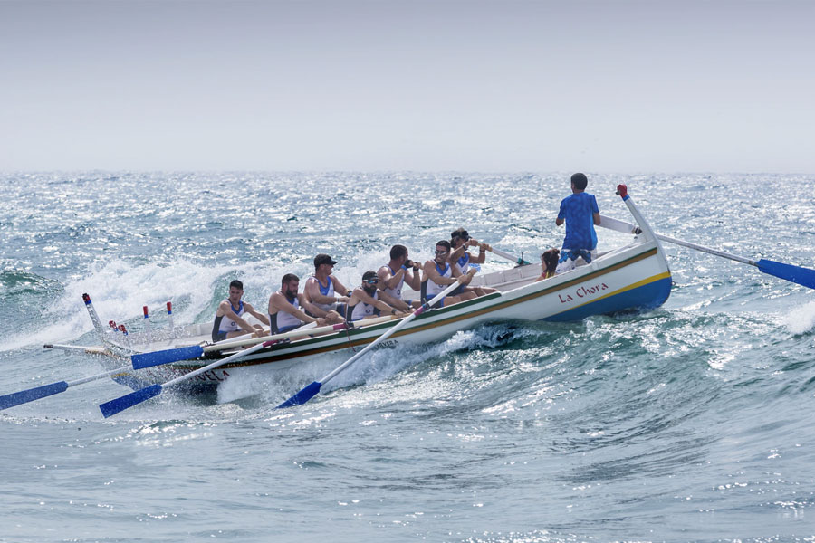 Equipe de sport en train de ramer sur un bateau